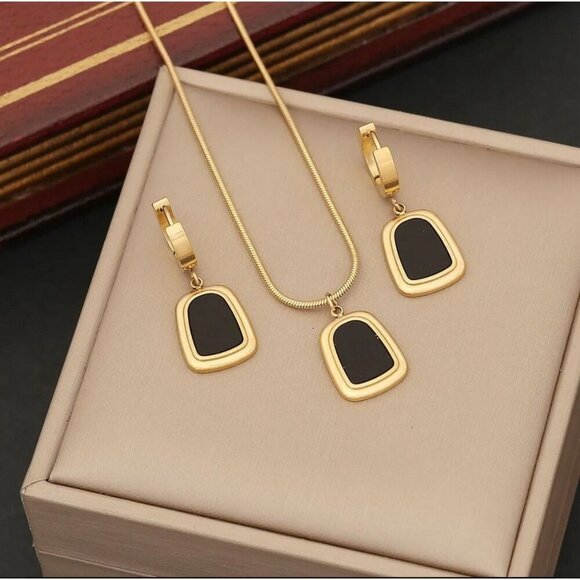 Rectangle Pendant Necklace and Earring Set in 18k Gold, Black Necklace Earrings - Picture 1 of 6